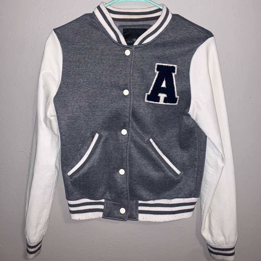 Iris Basic Gray Varsity Button-Up Jacket (Small)